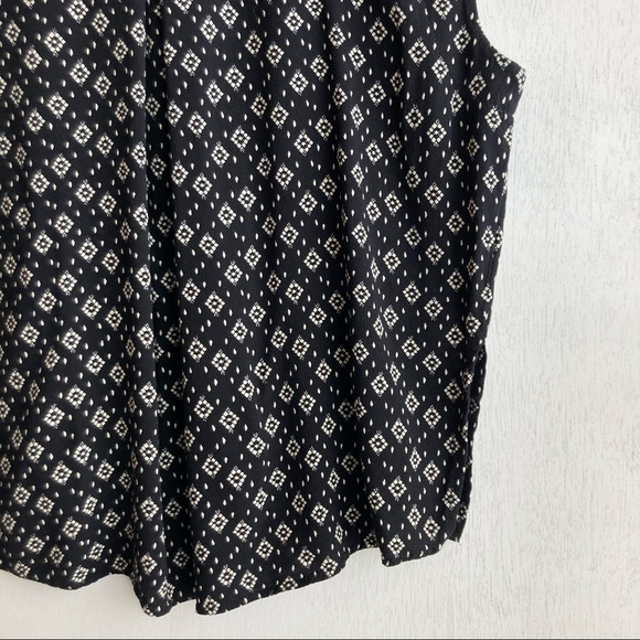 Universal Thread Women’s Top Sleeveless Black w/white print top blouse - Picture 6 of 8